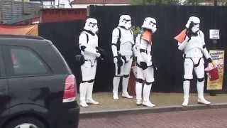 Stormtroopers beim McDonalds Drive In-weiterfahren, weiterfahren... lustig