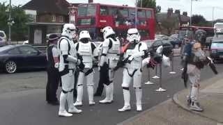 Stormtroopers helfen der Polizei mit Fragen vor dem Jedi-Robe Laden in London